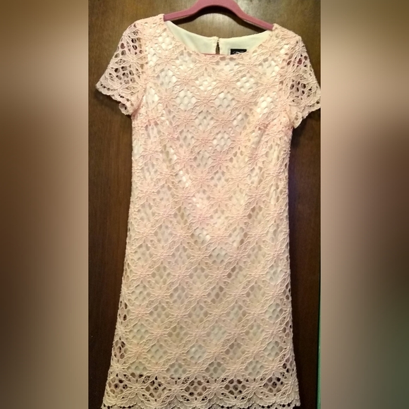 Knee-length peach lace dress - Picture 1 of 4